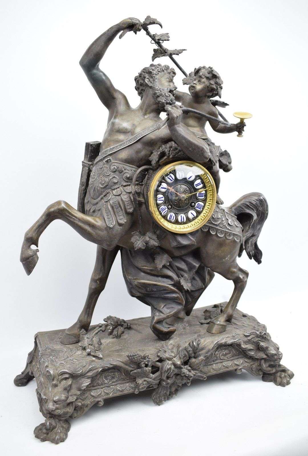 Imposante Pendule Zentaur und Bacchant mit Weinlaub Frankreich um 1870 – Vorderansicht