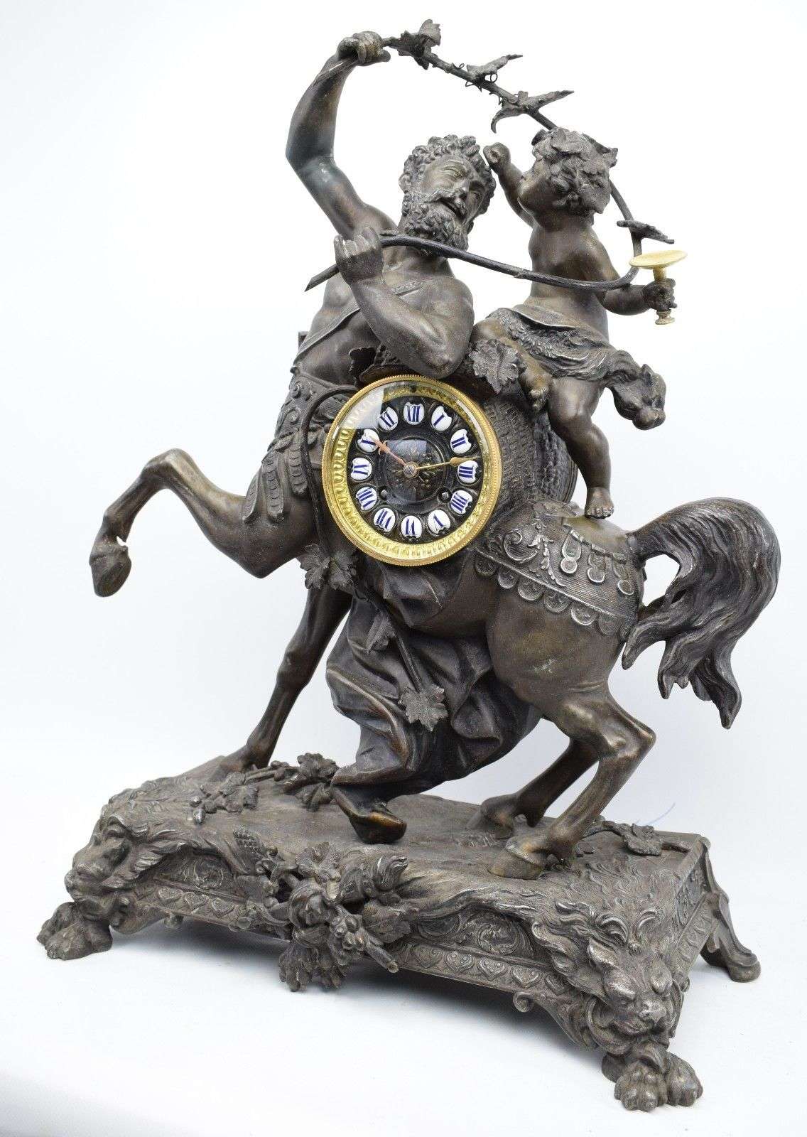 Imposante Pendule Zentaur und Bacchant mit Weinlaub Frankreich um 1870 – Detail