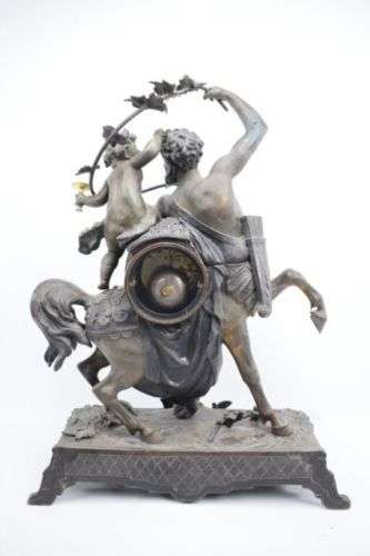 Imposante Pendule Zentaur und Bacchant mit Weinlaub Frankreich um 1870 – Detail