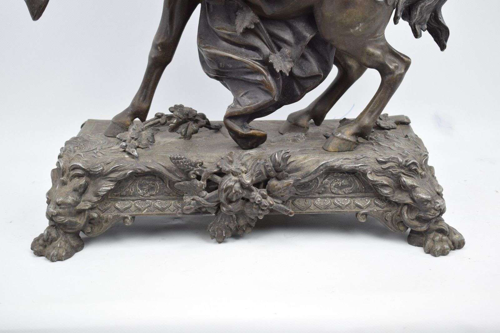 Imposante Pendule Zentaur und Bacchant mit Weinlaub Frankreich um 1870 – Detail