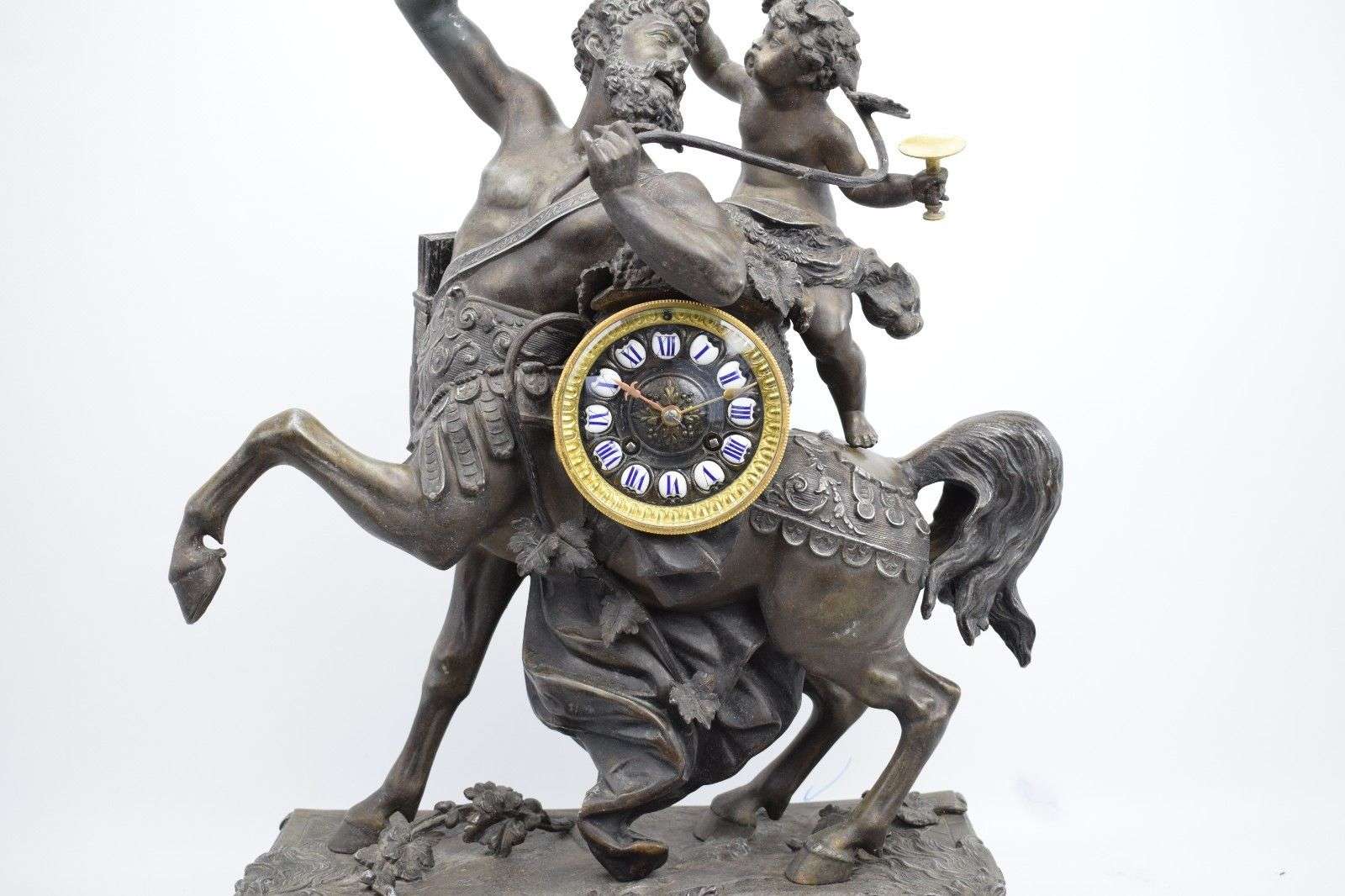 Imposante Pendule Zentaur und Bacchant mit Weinlaub Frankreich um 1870 – Detail