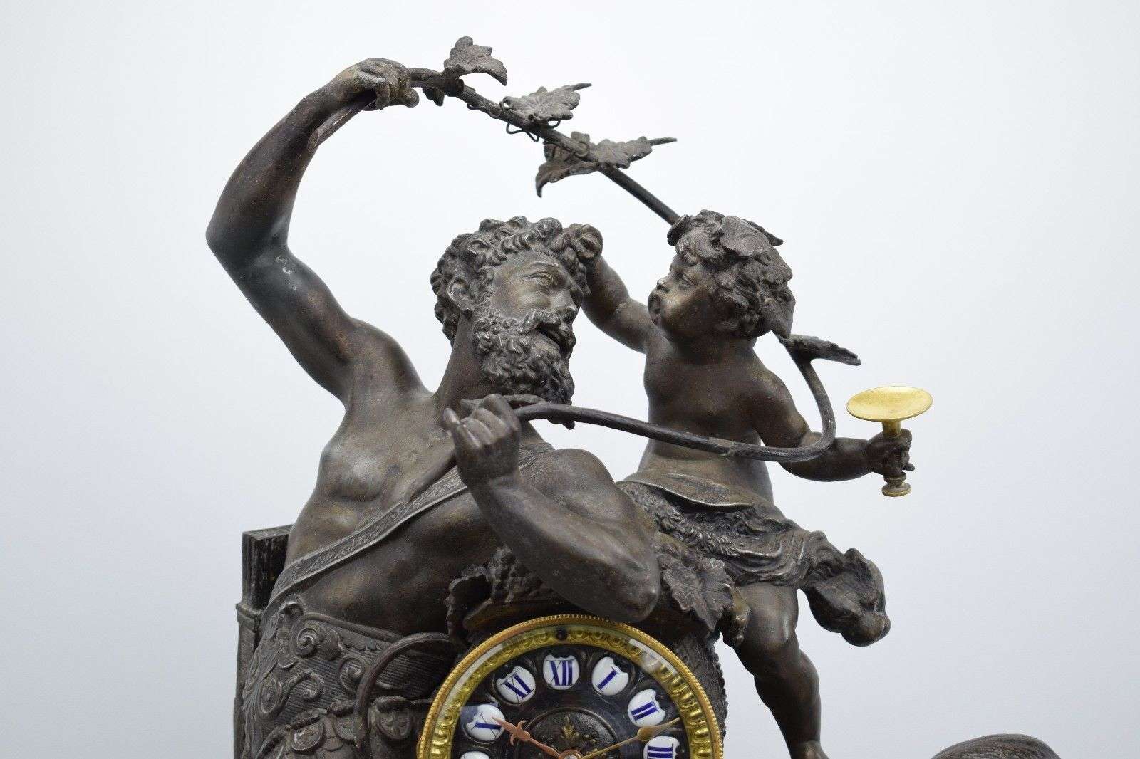 Imposante Pendule Zentaur und Bacchant mit Weinlaub Frankreich um 1870 – Detail