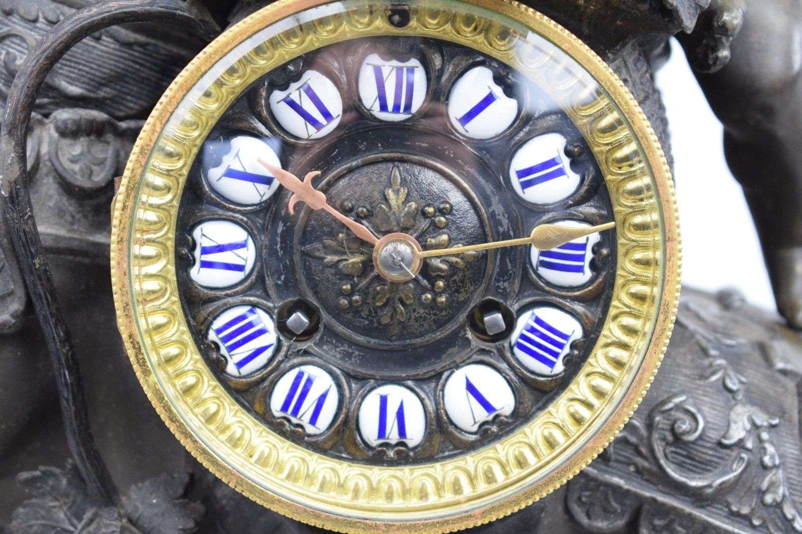 Imposante Pendule Zentaur und Bacchant mit Weinlaub Frankreich um 1870 – Detail