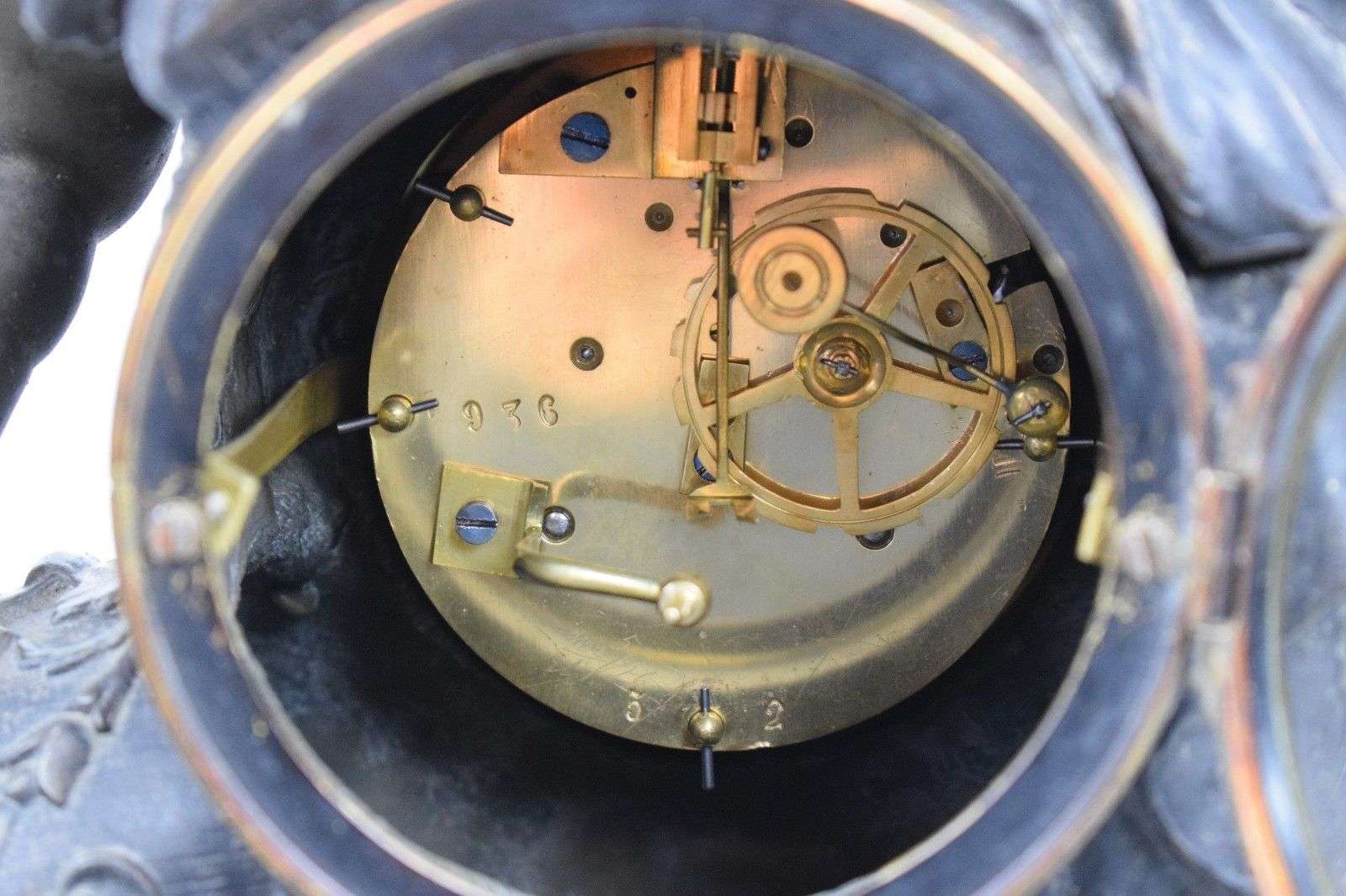 Imposante Pendule Zentaur und Bacchant mit Weinlaub Frankreich um 1870 – Detail