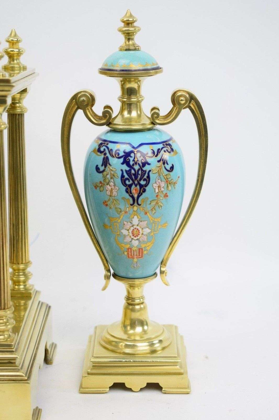 Pendulengarnitur aus Messing mit in Emaille bemalten Porzellaneinsätzen bez. G.Fontaine um 1890 – Detail