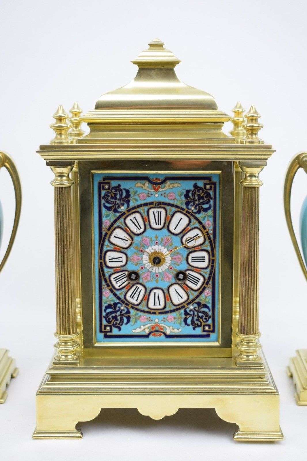 Pendulengarnitur aus Messing mit in Emaille bemalten Porzellaneinsätzen bez. G.Fontaine um 1890 – Detail