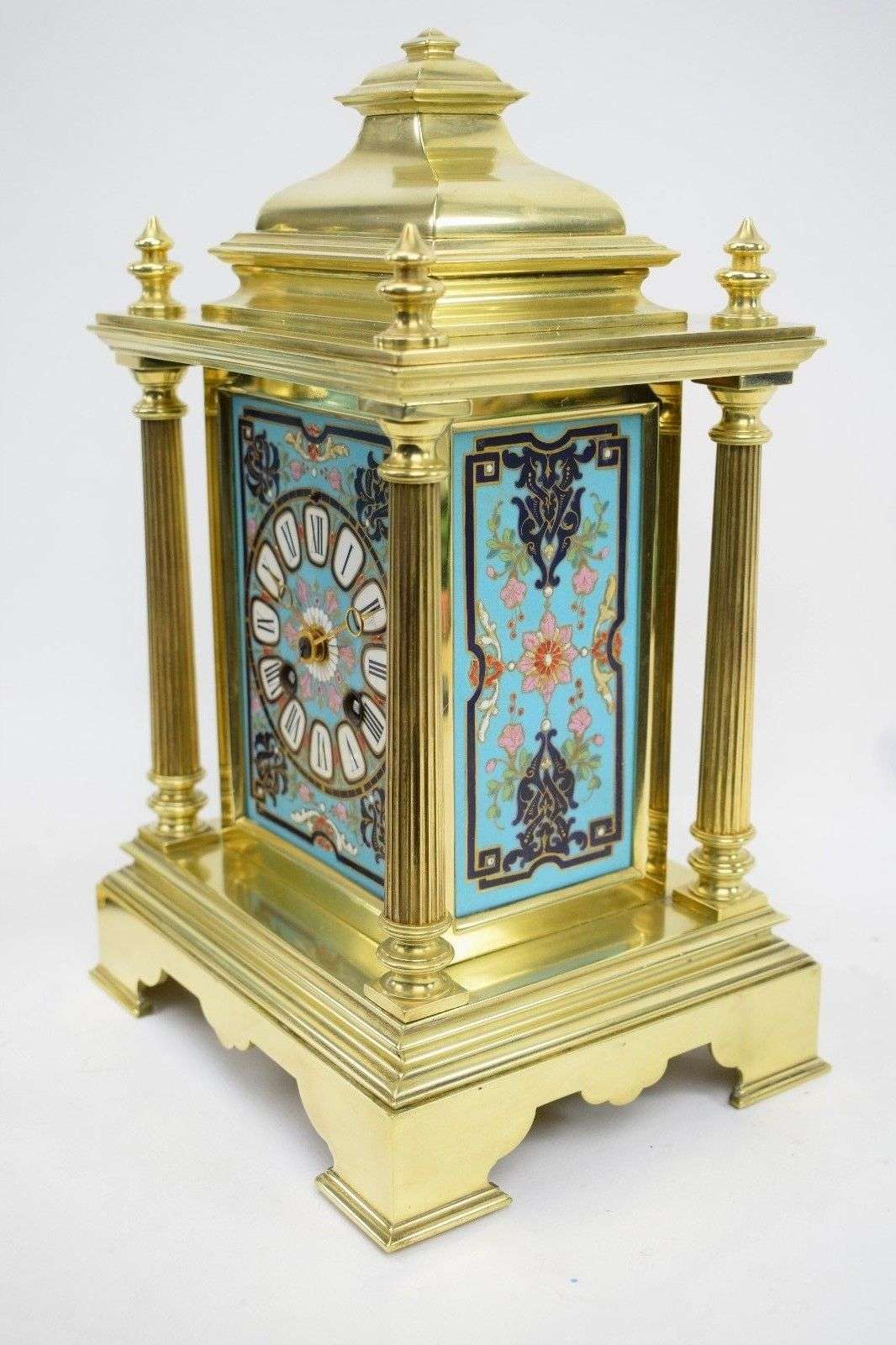Pendulengarnitur aus Messing mit in Emaille bemalten Porzellaneinsätzen bez. G.Fontaine um 1890 – Detail