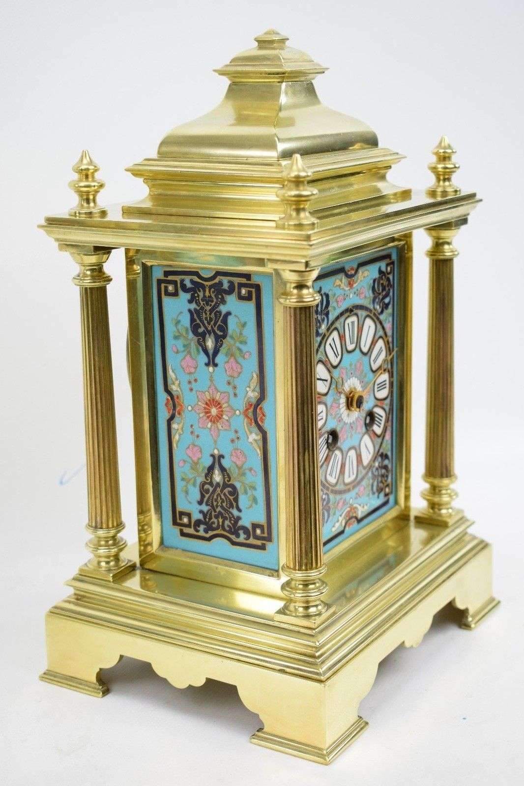Pendulengarnitur aus Messing mit in Emaille bemalten Porzellaneinsätzen bez. G.Fontaine um 1890 – Detail
