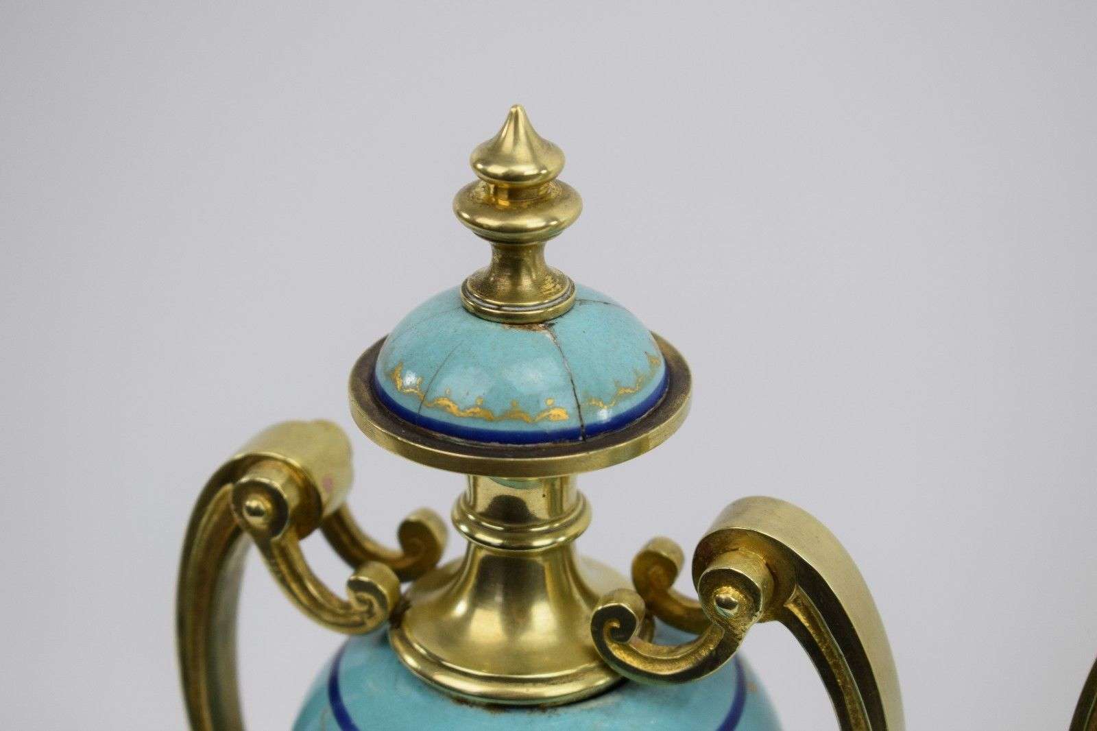 Pendulengarnitur aus Messing mit in Emaille bemalten Porzellaneinsätzen bez. G.Fontaine um 1890 – Detail