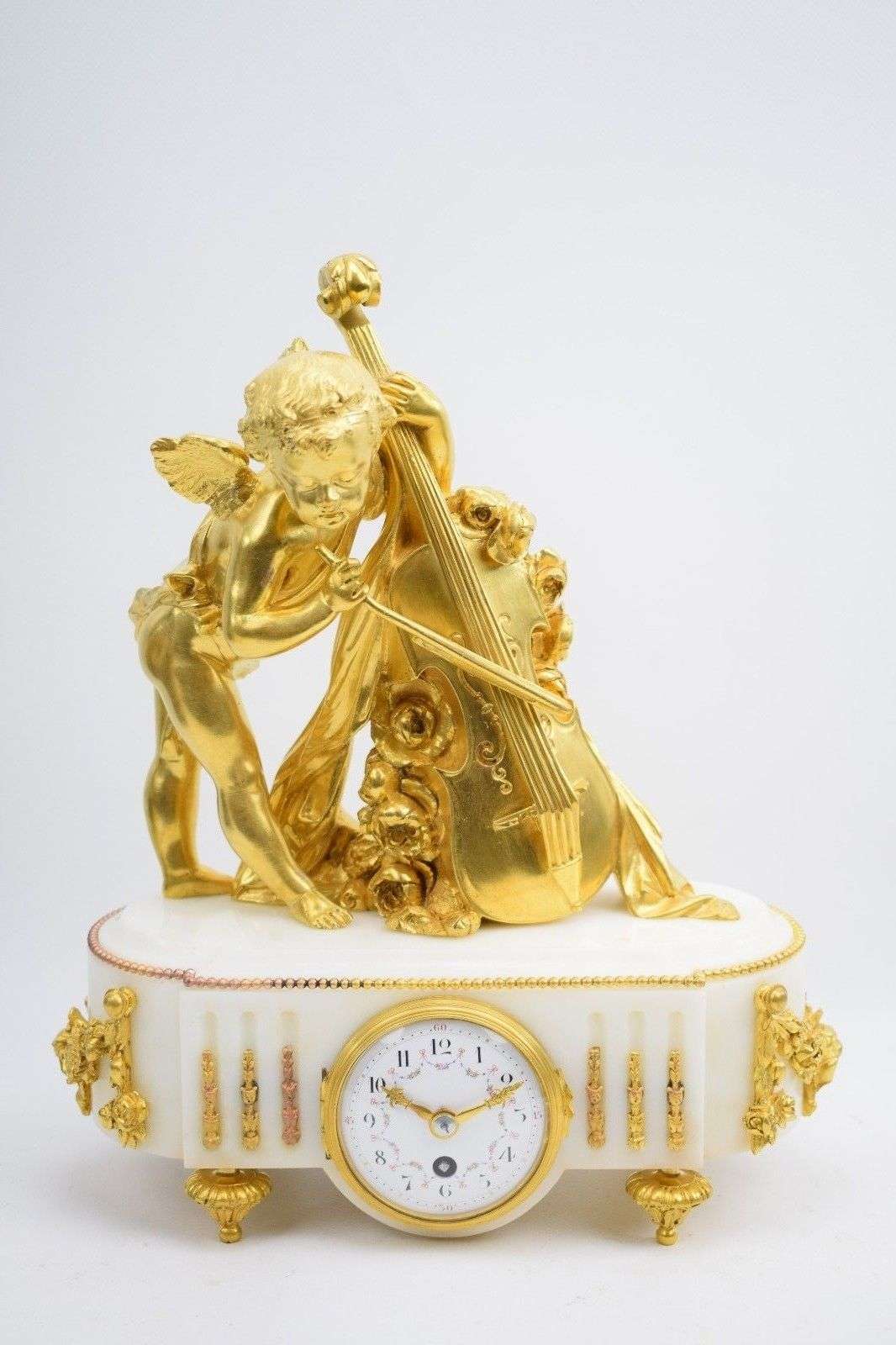 Louis XVI Stil Pendule Cello spielender Putti aus Marmor und Bronze Paris um 1890 – Vorderansicht