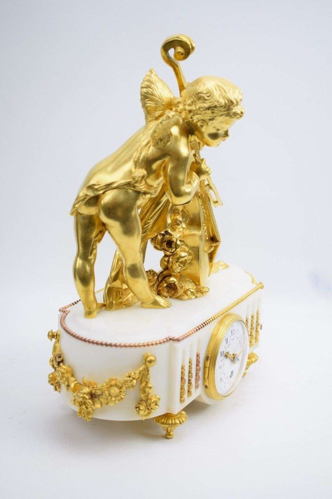 Louis XVI Stil Pendule Cello spielender Putti aus Marmor und Bronze Paris um 1890 – Detail