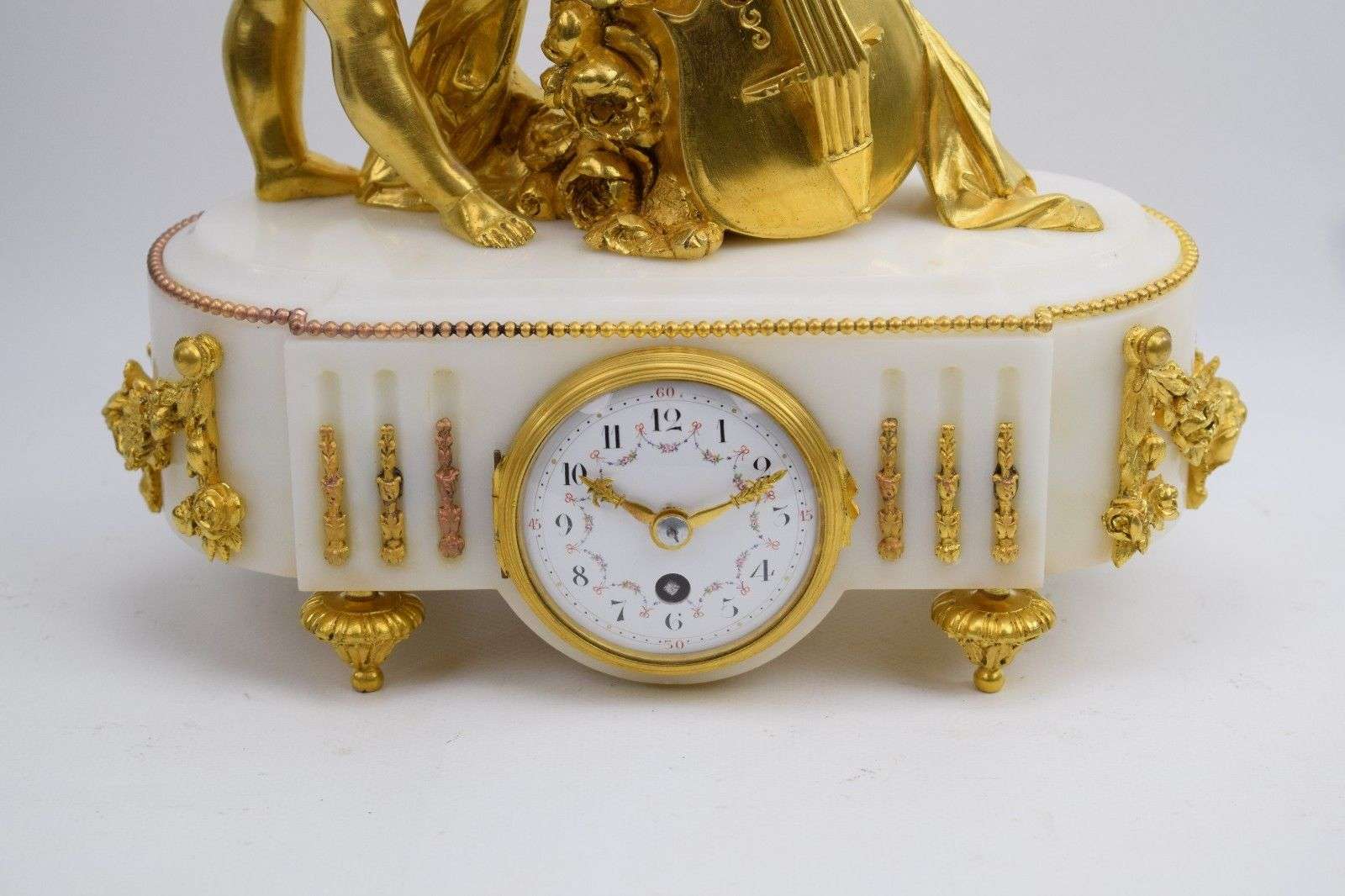Louis XVI Stil Pendule Cello spielender Putti aus Marmor und Bronze Paris um 1890 – Detail
