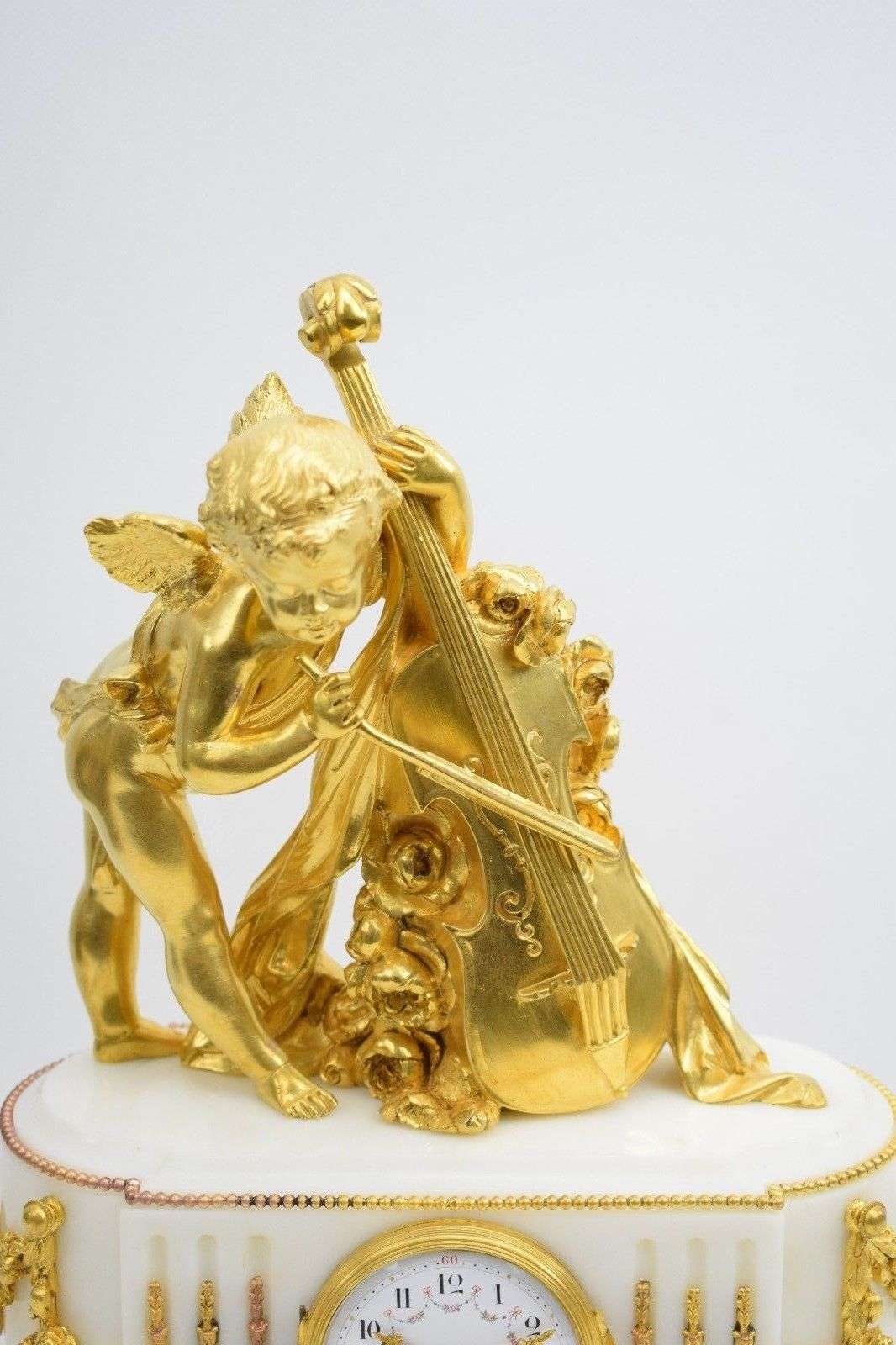Louis XVI Stil Pendule Cello spielender Putti aus Marmor und Bronze Paris um 1890 – Detail