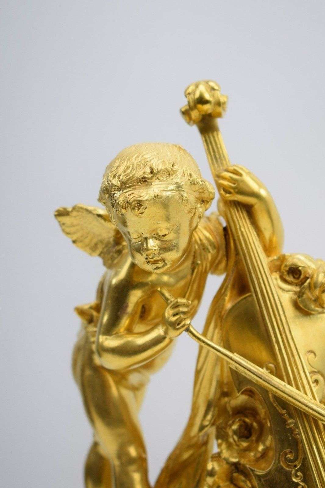 Louis XVI Stil Pendule Cello spielender Putti aus Marmor und Bronze Paris um 1890 – Detail