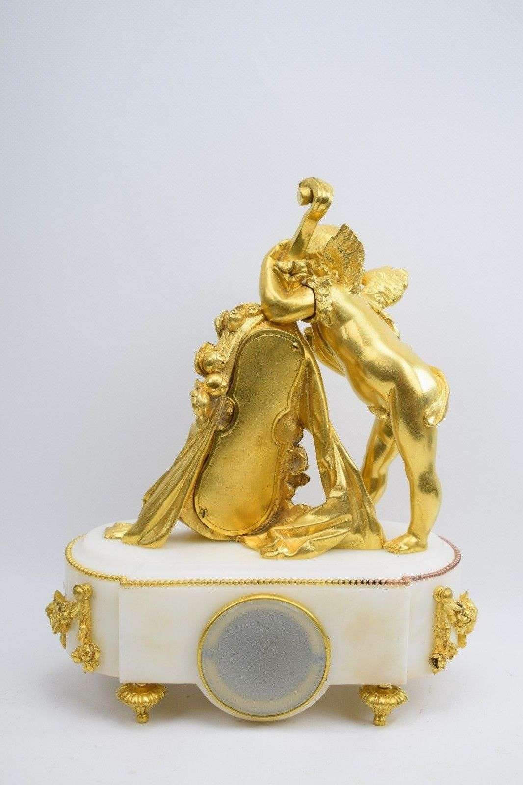 Louis XVI Stil Pendule Cello spielender Putti aus Marmor und Bronze Paris um 1890 – Detail