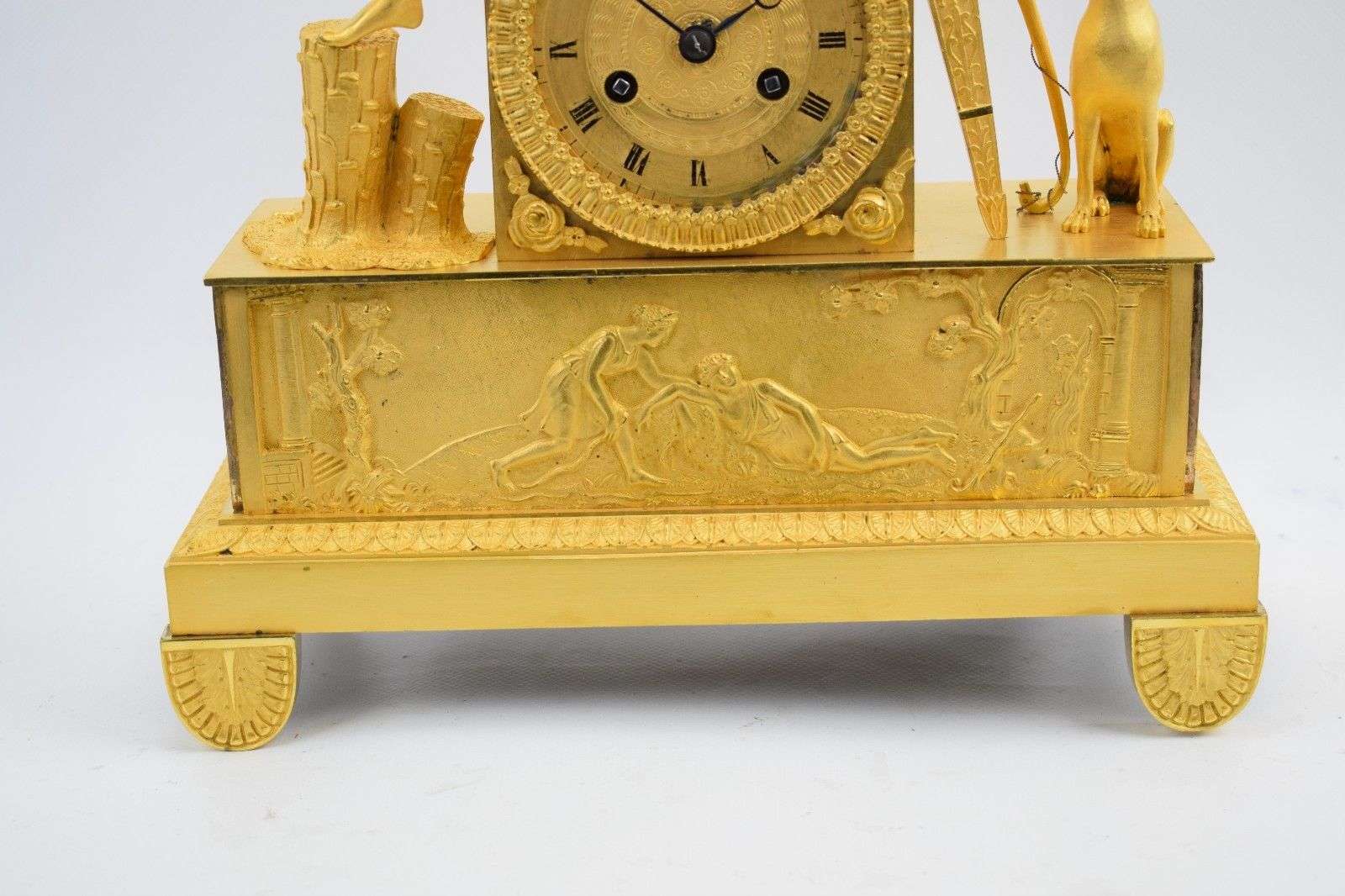 Wunderschöne Empire Pendule Artemis aus feuervergoldeter Paris um 1815 – Detail