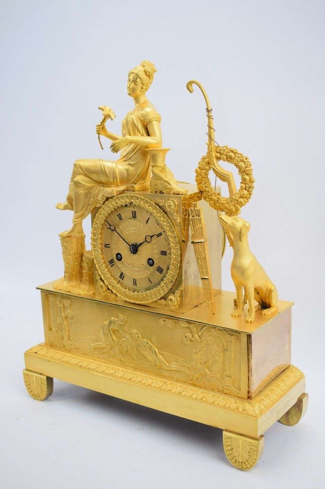 Wunderschöne Empire Pendule Artemis aus feuervergoldeter Paris um 1815 – Detail