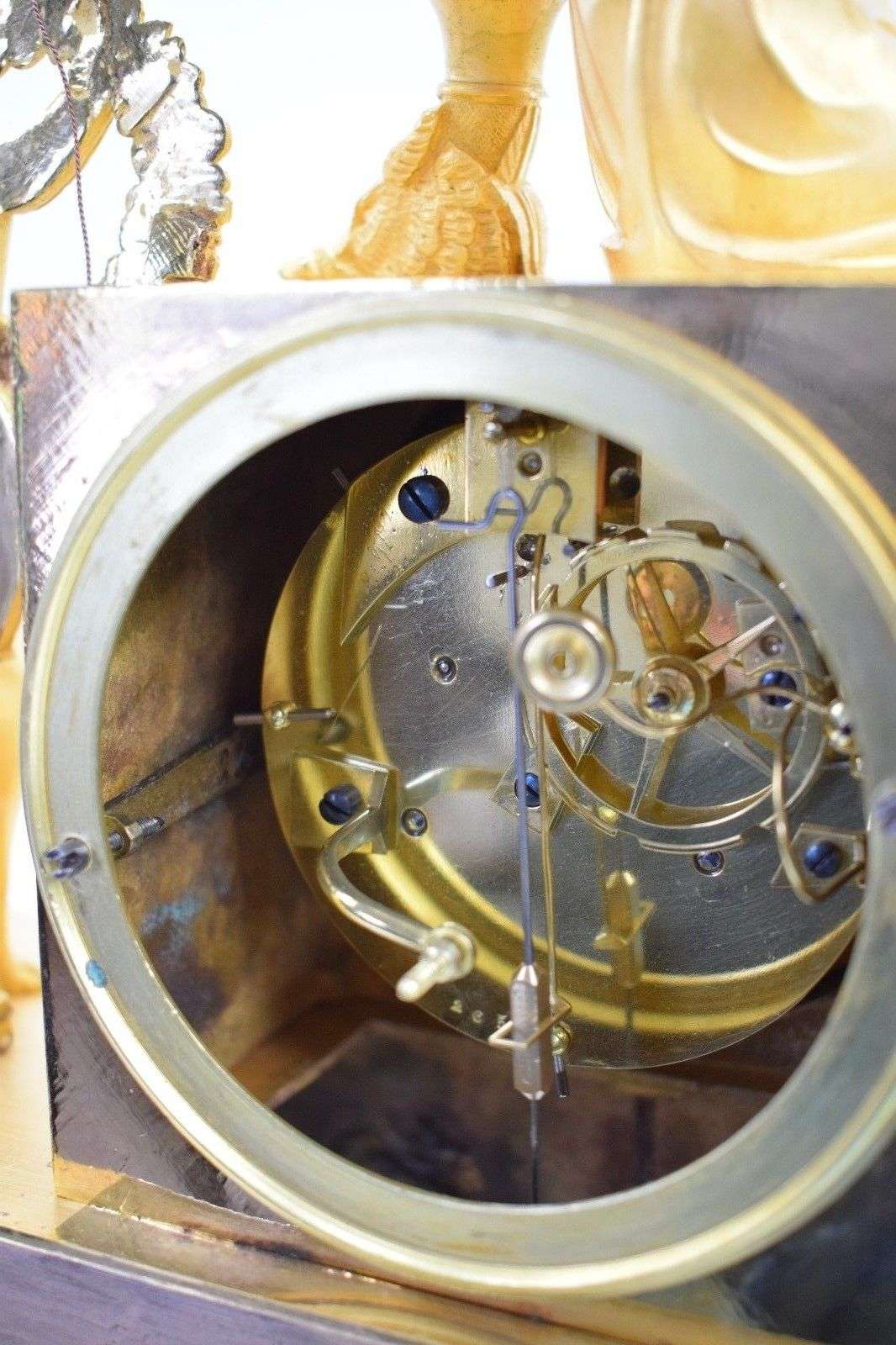 Wunderschöne Empire Pendule Artemis aus feuervergoldeter Paris um 1815 – Detail
