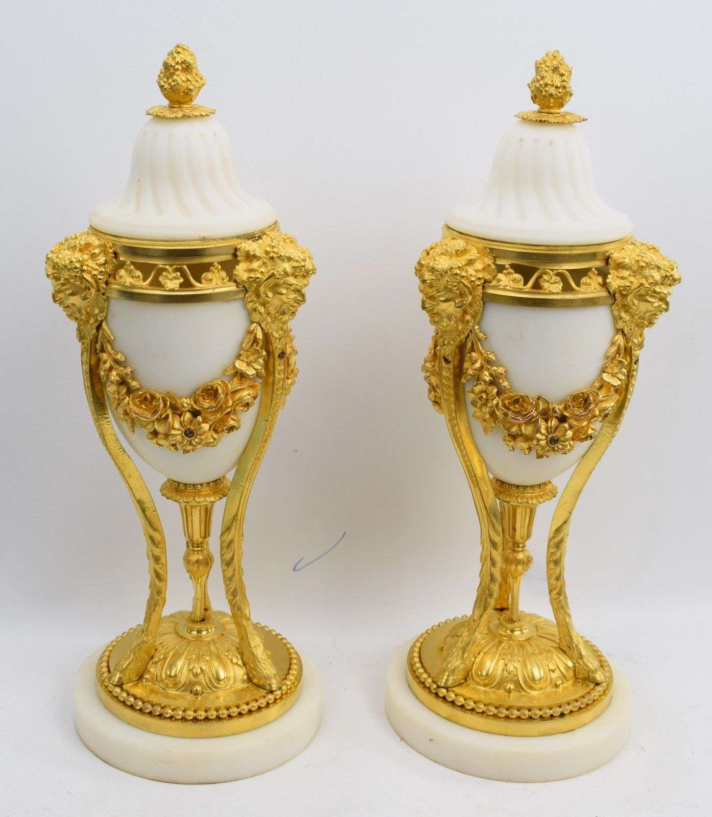 Paar vergoldete Louis XVI Bronze Deckel-Vasen Beisteller Cassolettes Tripode
