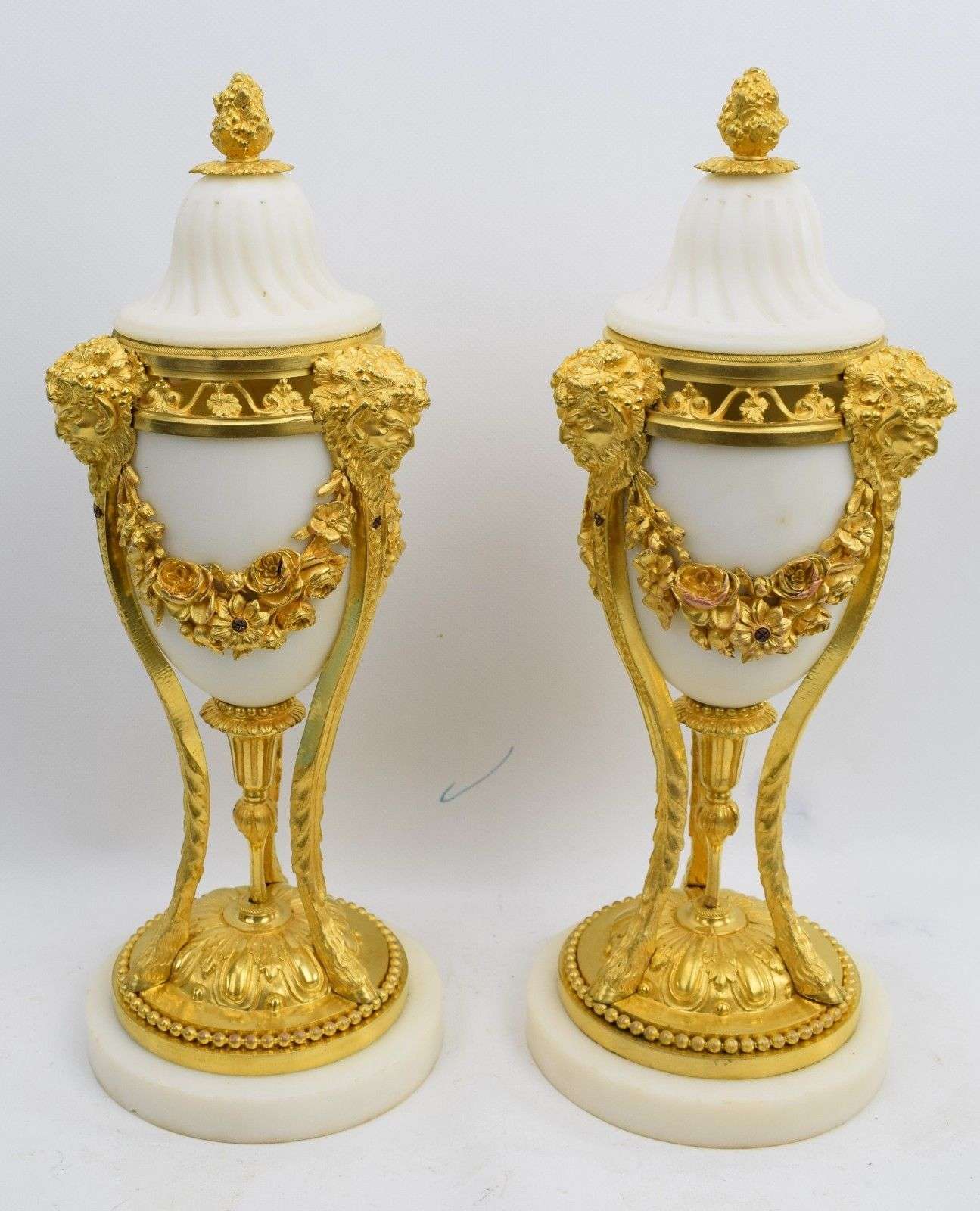 Paar vergoldete Louis XVI Bronze Deckel-Vasen Beisteller Cassolettes Tripode – Detail