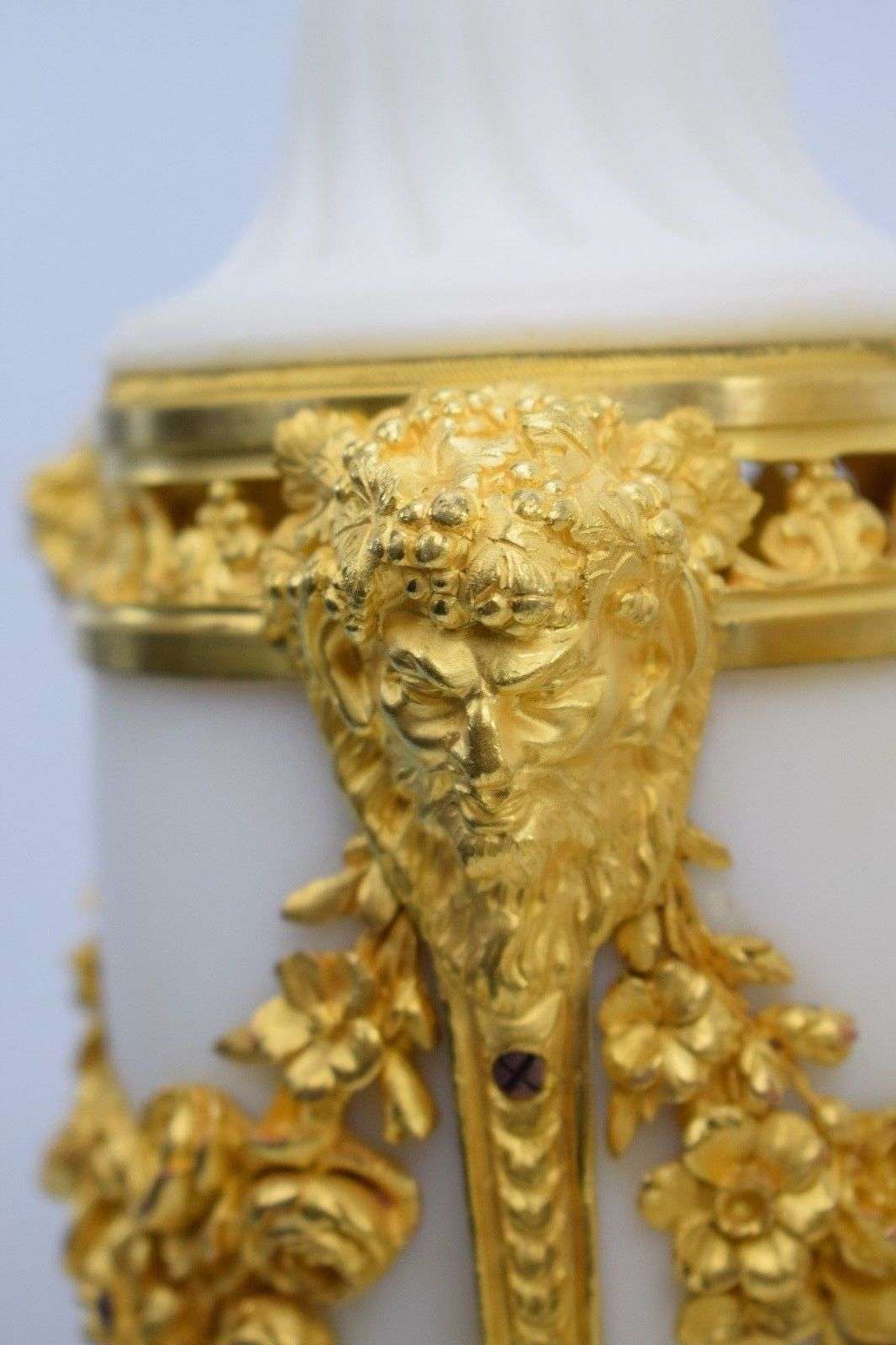 Paar vergoldete Louis XVI Bronze Deckel-Vasen Beisteller Cassolettes Tripode – Detail