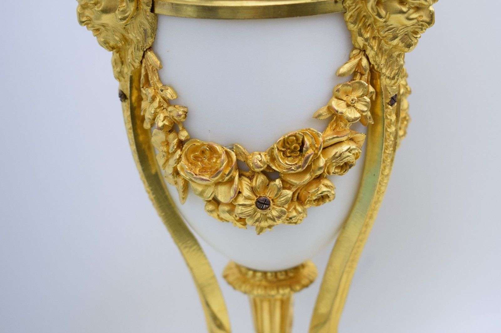 Paar vergoldete Louis XVI Bronze Deckel-Vasen Beisteller Cassolettes Tripode – Detail