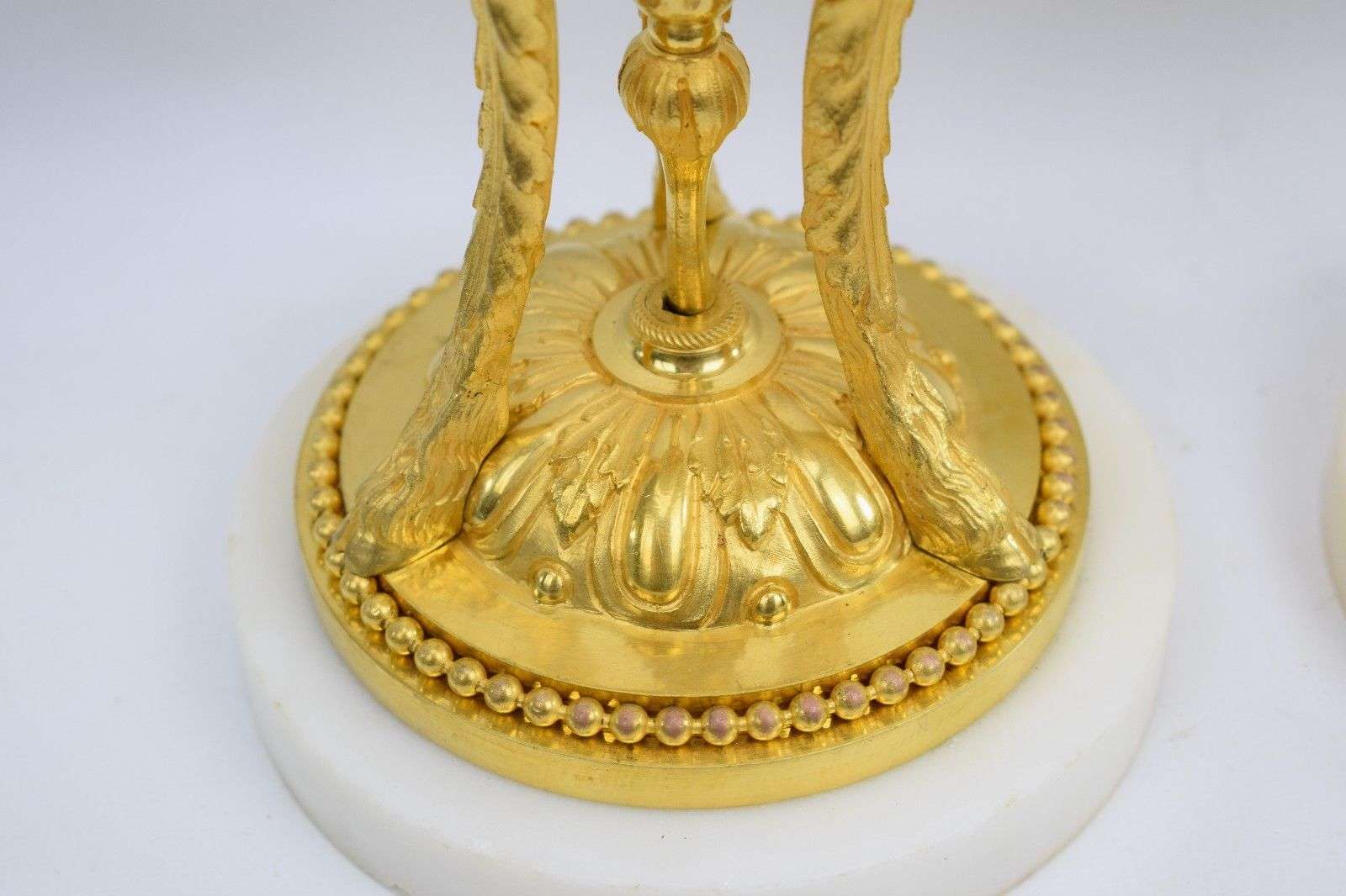 Paar vergoldete Louis XVI Bronze Deckel-Vasen Beisteller Cassolettes Tripode – Detail