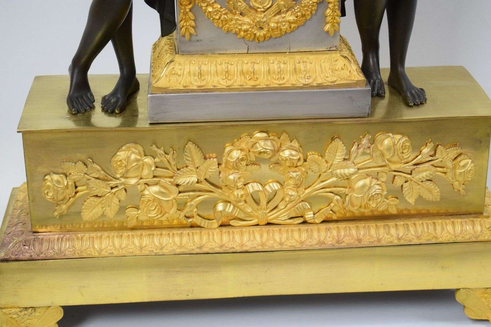 Große Empire Pendule Amor und Psyche Frankreich um 1810 nach P.F. FEUCHERE – Detail