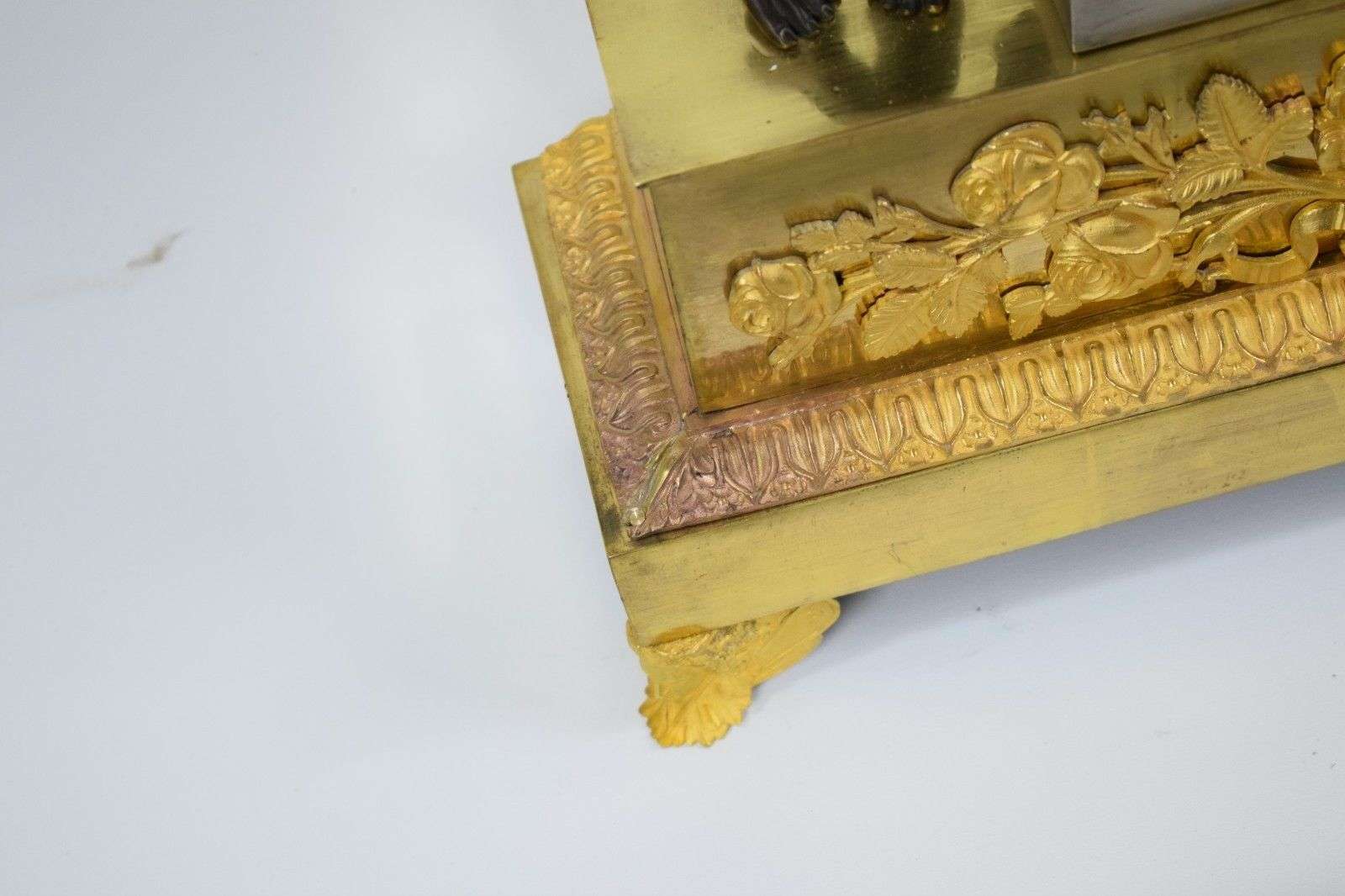 Große Empire Pendule Amor und Psyche Frankreich um 1810 nach P.F. FEUCHERE – Detail