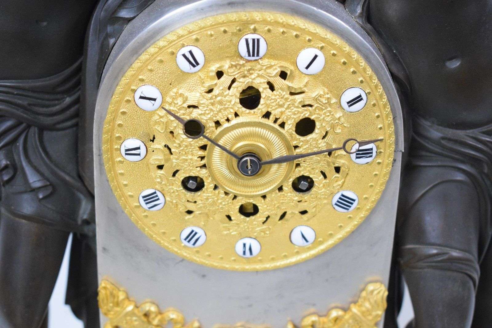 Große Empire Pendule Amor und Psyche Frankreich um 1810 nach P.F. FEUCHERE – Detail