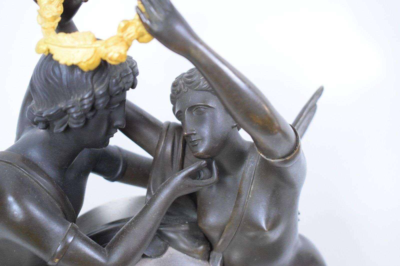 Große Empire Pendule Amor und Psyche Frankreich um 1810 nach P.F. FEUCHERE – Detail