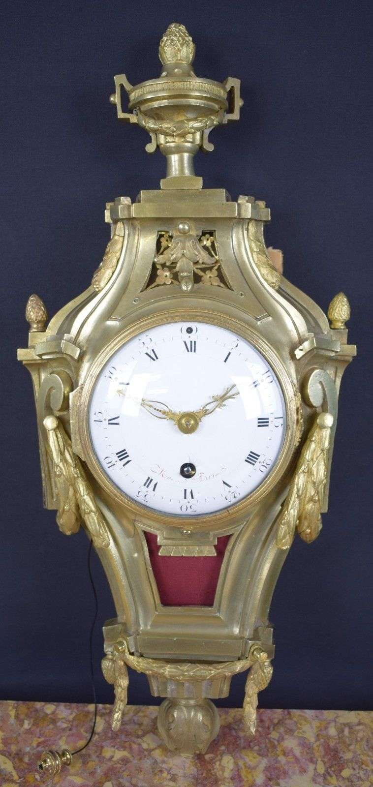 Seltene Louis XVI Wanduhr Pendule Cartel d'Alcove mit Zugrepetition um 1775 – Vorderansicht