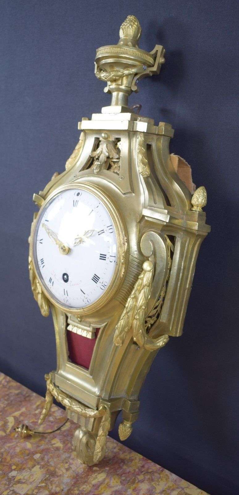 Seltene Louis XVI Wanduhr Pendule Cartel d'Alcove mit Zugrepetition um 1775 – Detail