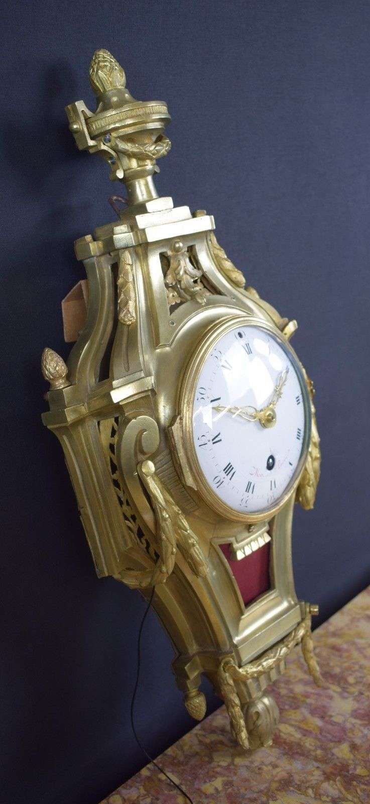 Seltene Louis XVI Wanduhr Pendule Cartel d'Alcove mit Zugrepetition um 1775 – Detail