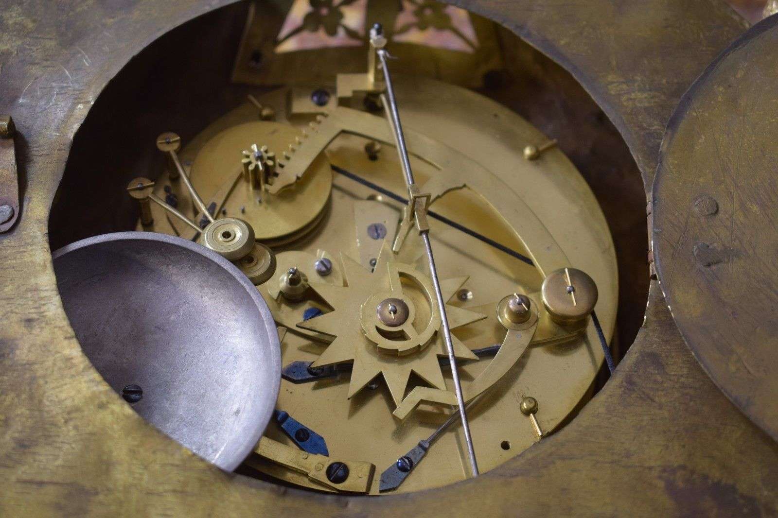 Seltene Louis XVI Wanduhr Pendule Cartel d'Alcove mit Zugrepetition um 1775 – Detail