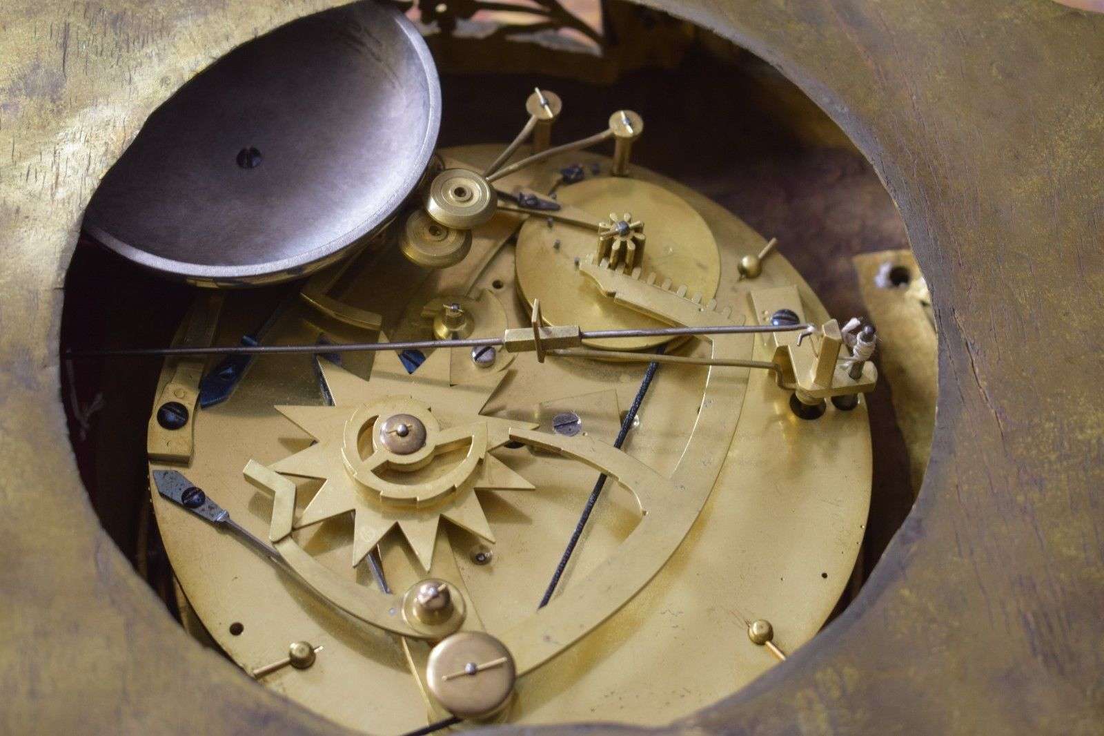 Seltene Louis XVI Wanduhr Pendule Cartel d'Alcove mit Zugrepetition um 1775 – Detail