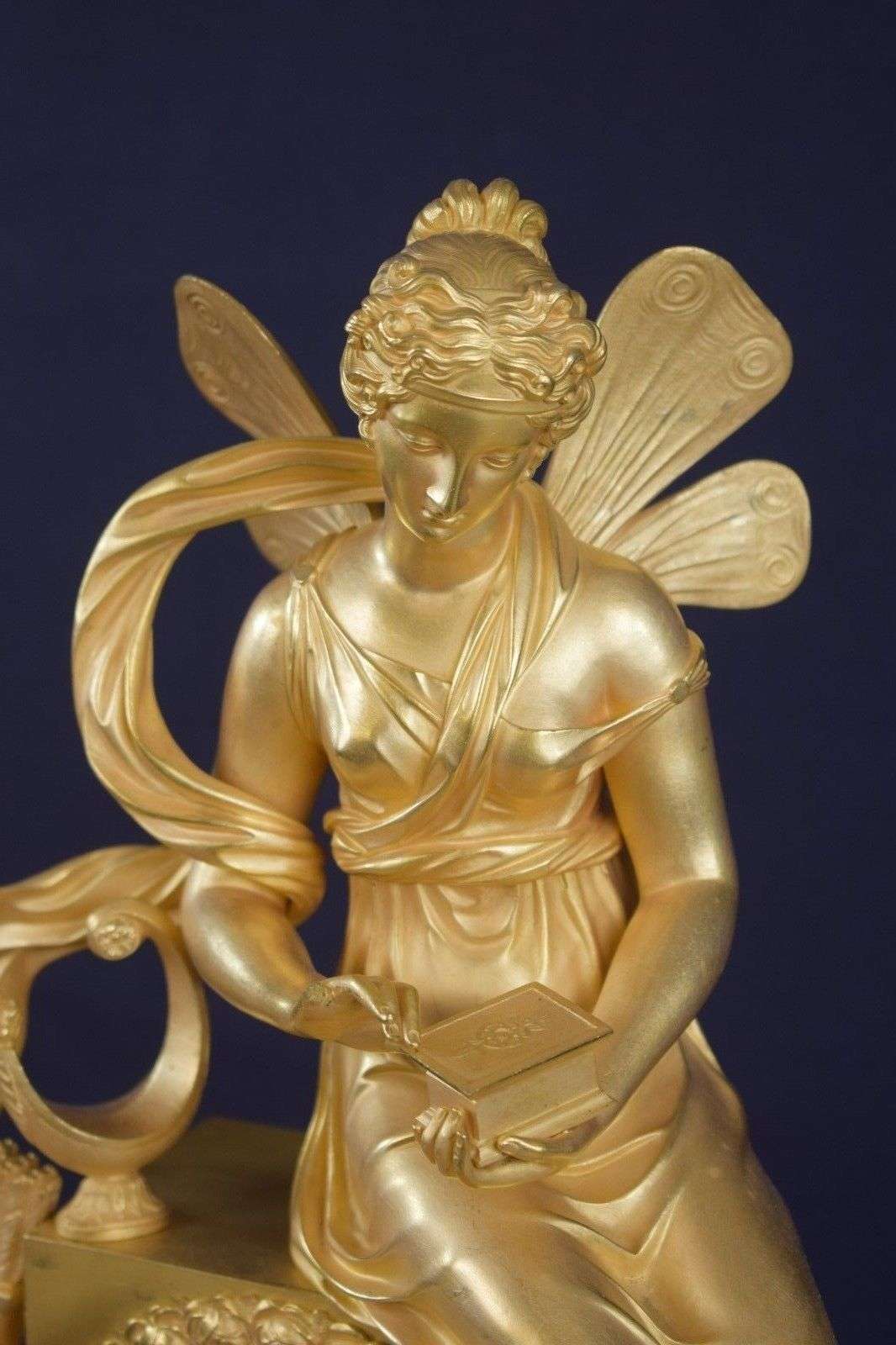 Empire Bronze Pendule Psyche mit Dose der Aphrodite Leroy a Paris um 1820 – Detail