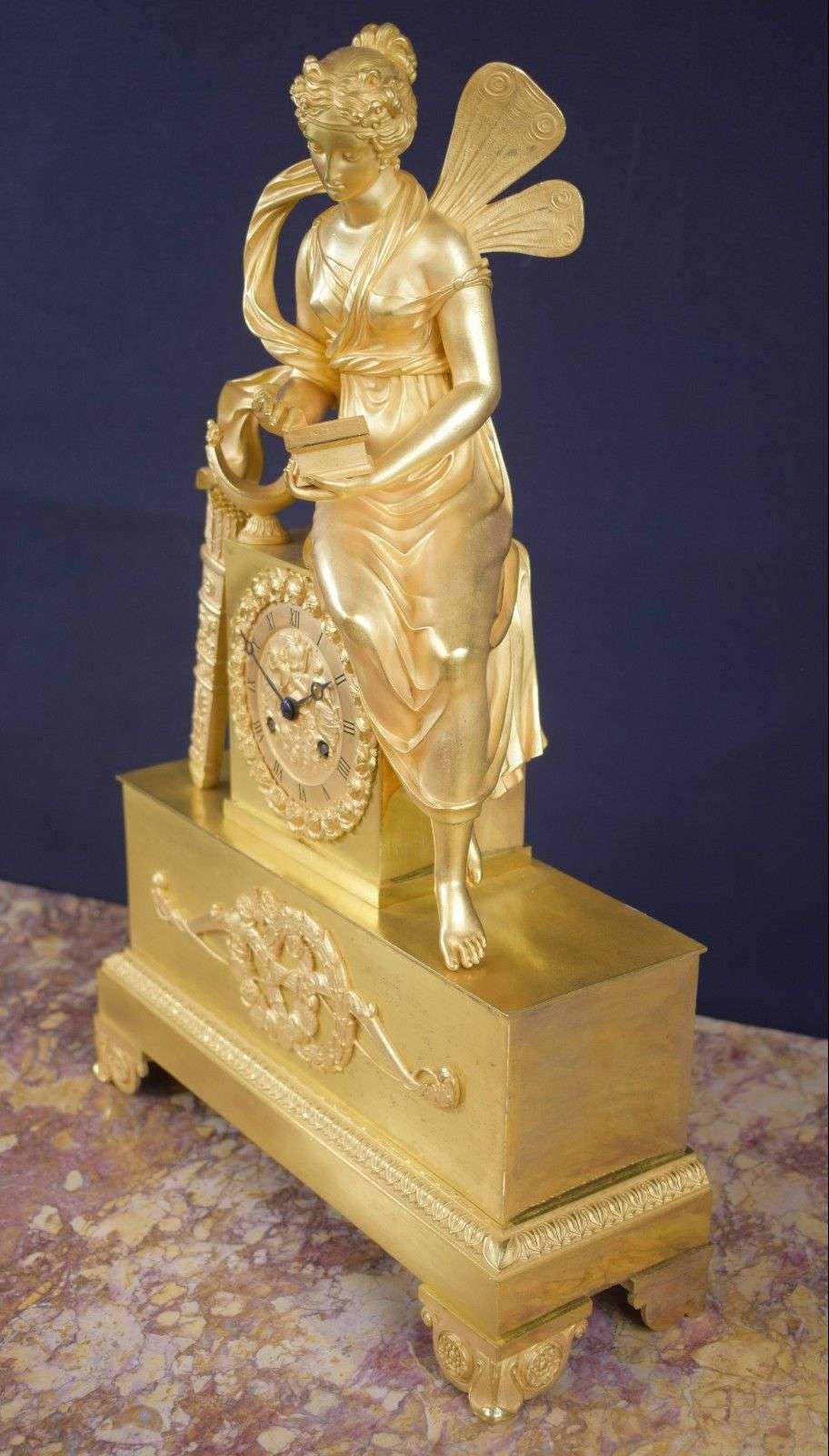 Empire Bronze Pendule Psyche mit Dose der Aphrodite Leroy a Paris um 1820 – Detail
