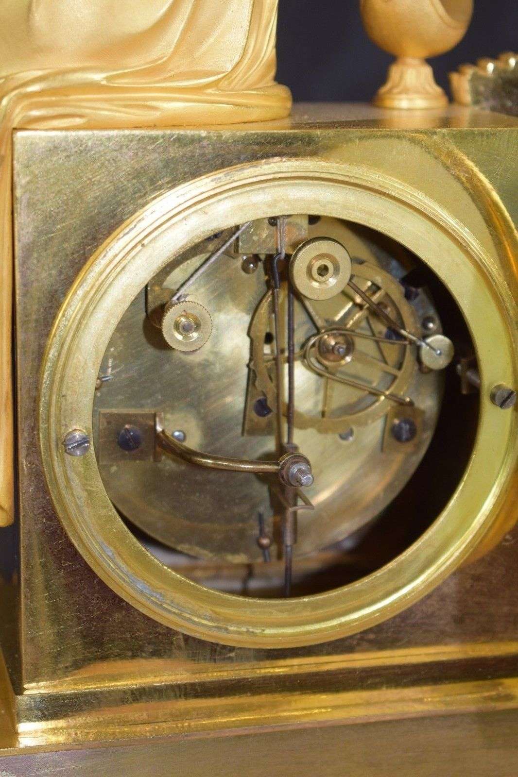 Empire Bronze Pendule Psyche mit Dose der Aphrodite Leroy a Paris um 1820 – Detail
