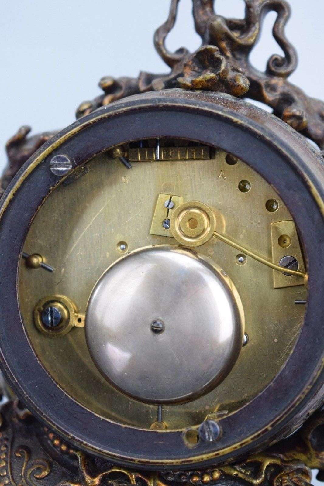 Seltene japanisch inspirierte Bronze Pendule Kaminuhr Uhrenträger um 1885 – Detail