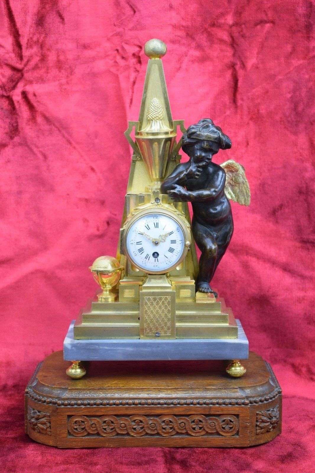 Feuervergoldete Bronze-Pendule Kaminuhr mit Obelisk und Amor Transition um 1765 – Vorderansicht