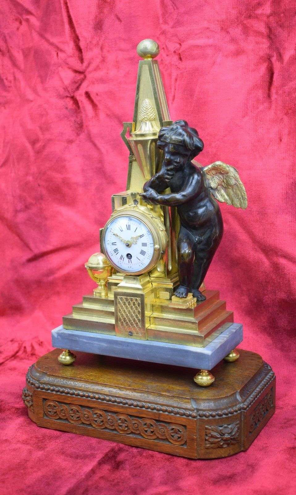Feuervergoldete Bronze-Pendule Kaminuhr mit Obelisk und Amor Transition um 1765 – Detail
