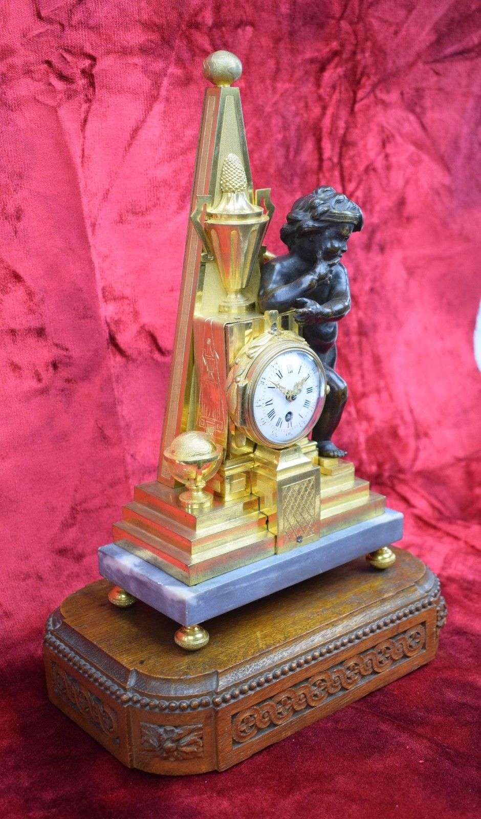 Feuervergoldete Bronze-Pendule Kaminuhr mit Obelisk und Amor Transition um 1765 – Detail