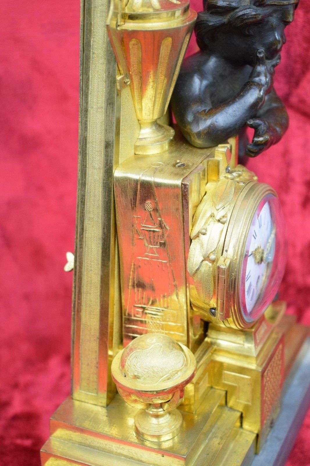 Feuervergoldete Bronze-Pendule Kaminuhr mit Obelisk und Amor Transition um 1765 – Detail