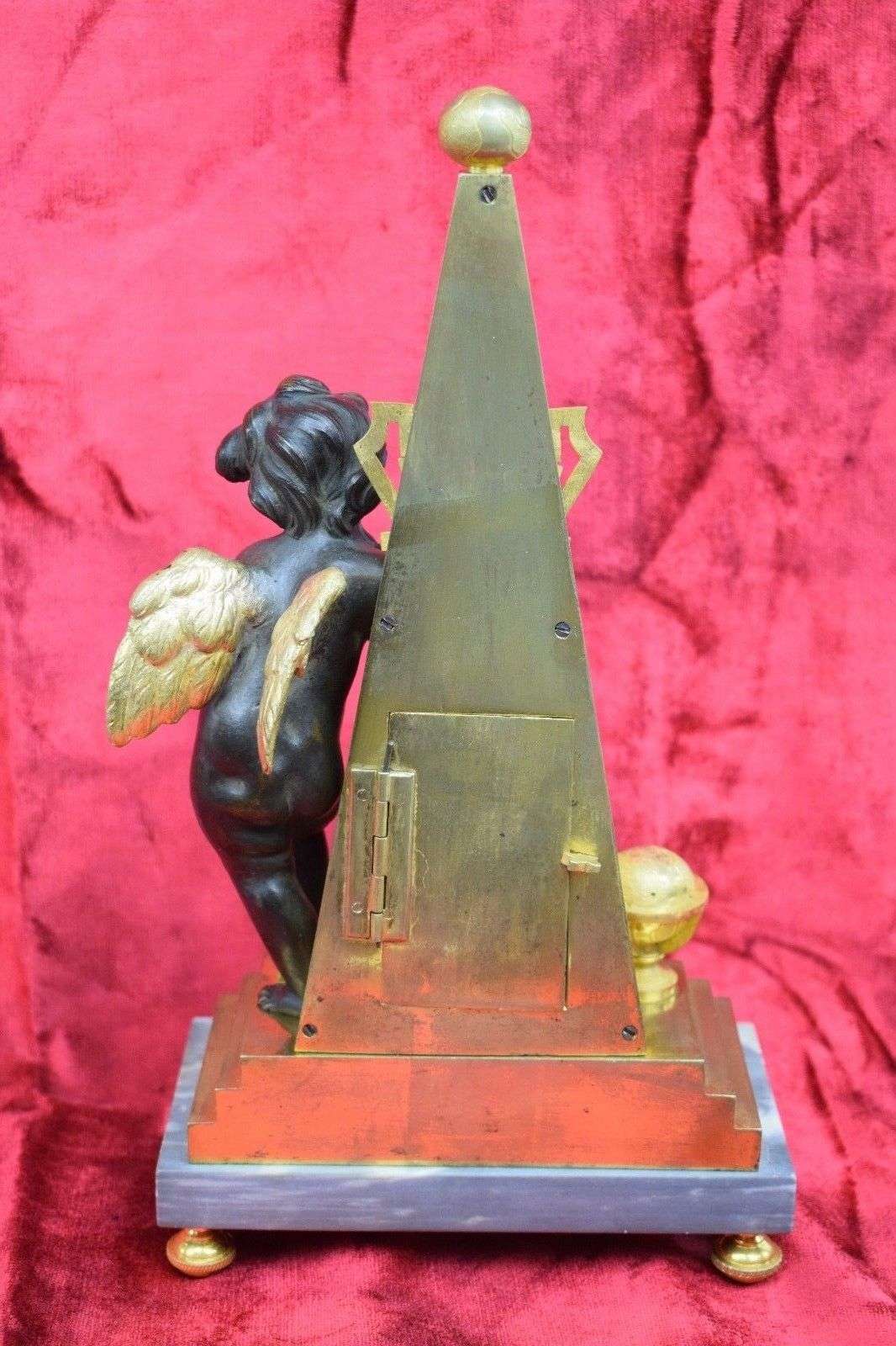 Feuervergoldete Bronze-Pendule Kaminuhr mit Obelisk und Amor Transition um 1765 – Detail