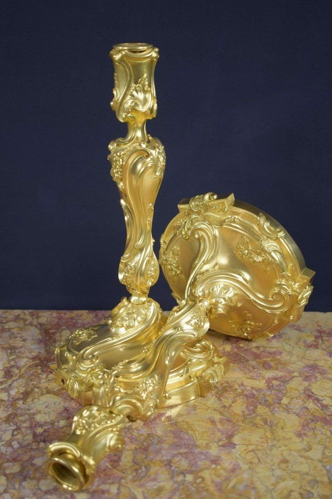 Paar vergoldete Louis XV Bronze Leuchter Kandelaber Beisteller Paris um 1860 – Vorderansicht