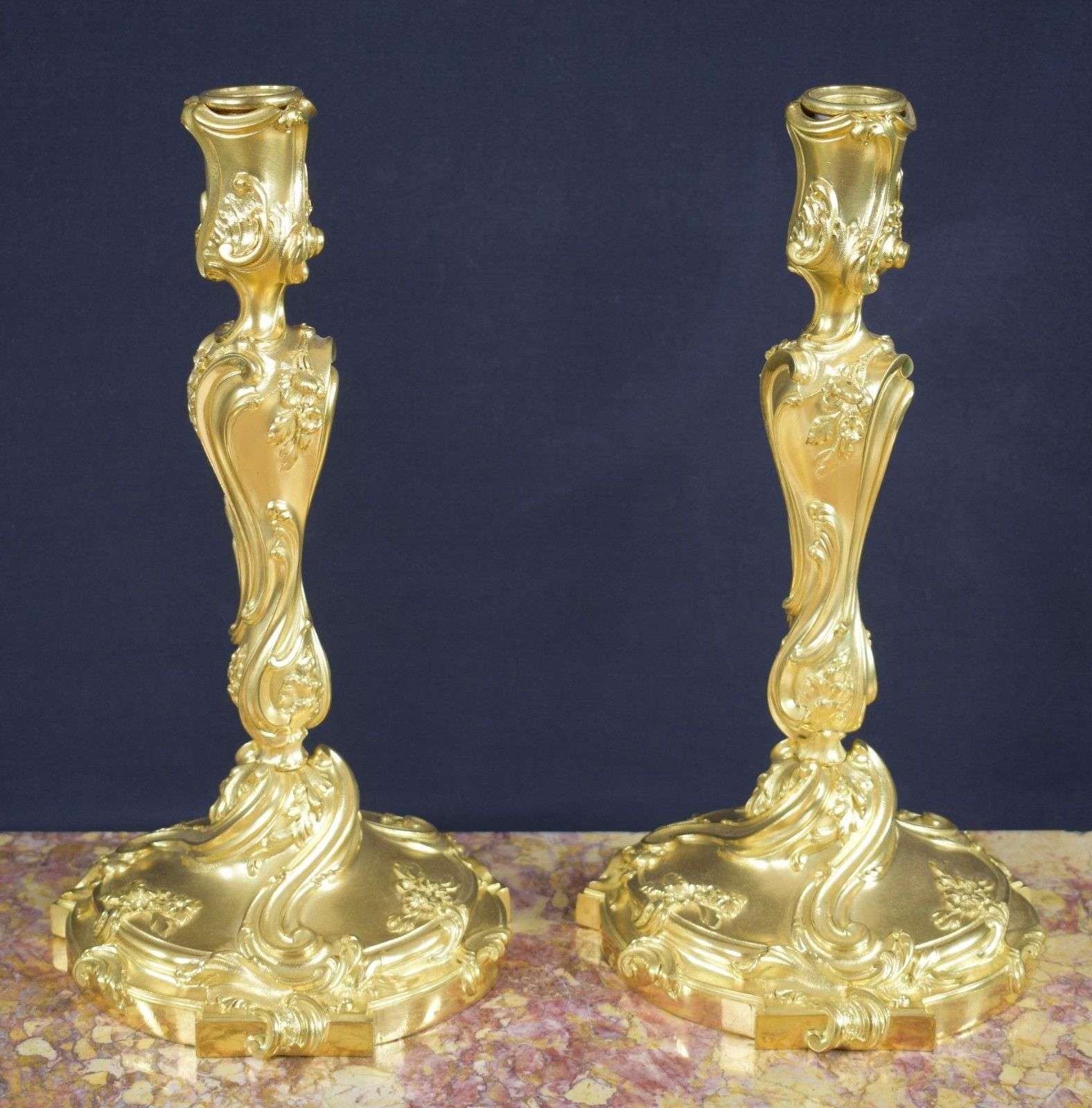 Paar vergoldete Louis XV Bronze Leuchter Kandelaber Beisteller Paris um 1860 – Detail