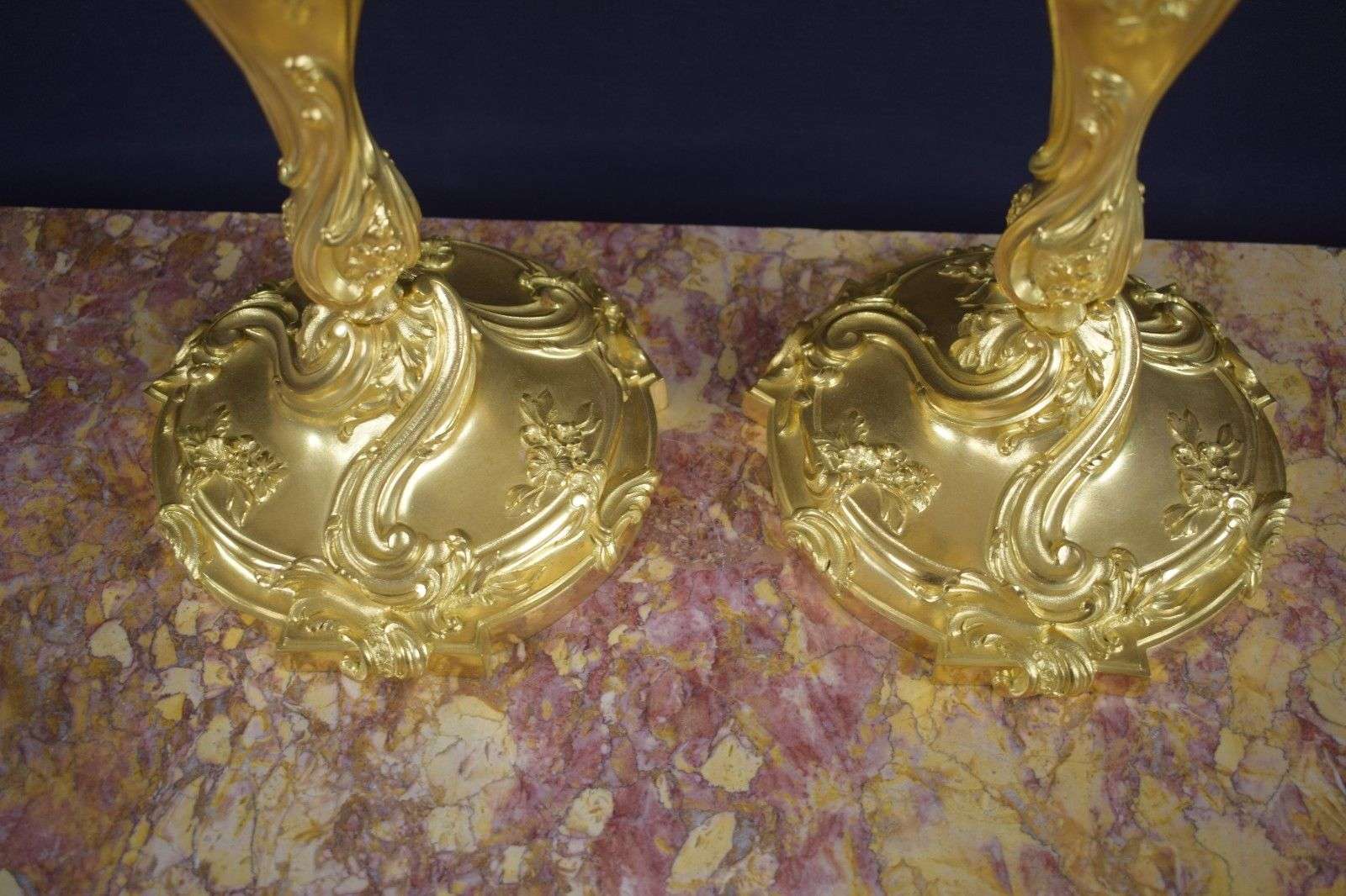 Paar vergoldete Louis XV Bronze Leuchter Kandelaber Beisteller Paris um 1860 – Detail