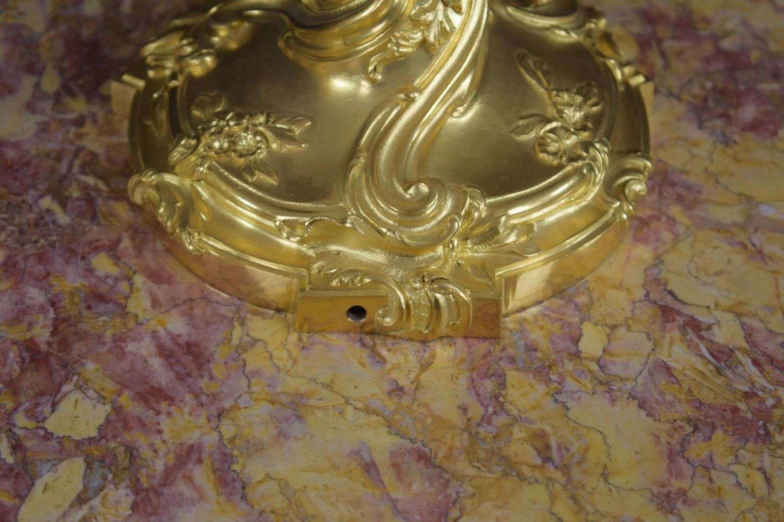 Paar vergoldete Louis XV Bronze Leuchter Kandelaber Beisteller Paris um 1860 – Detail