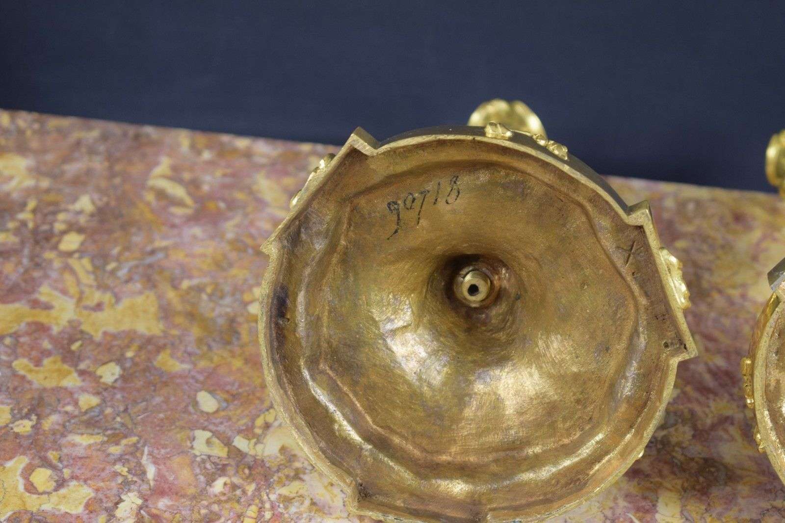 Paar vergoldete Louis XV Bronze Leuchter Kandelaber Beisteller Paris um 1860 – Detail